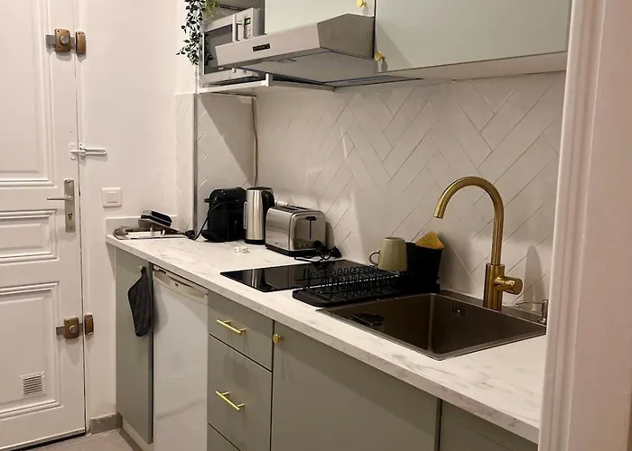 Bright On Garden Apartment Paris